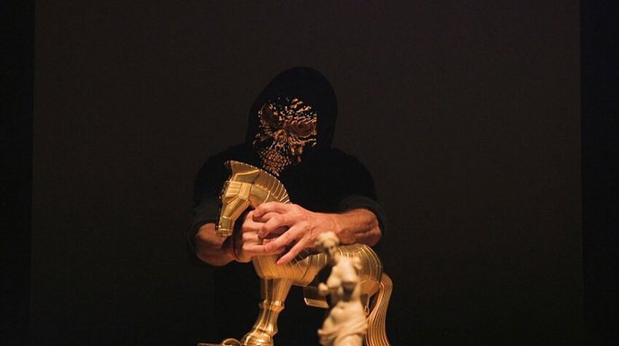 El Arniches ofrece dos originales propuestas que revisitan la historia universal y 'La casa de Bernarda Alba'