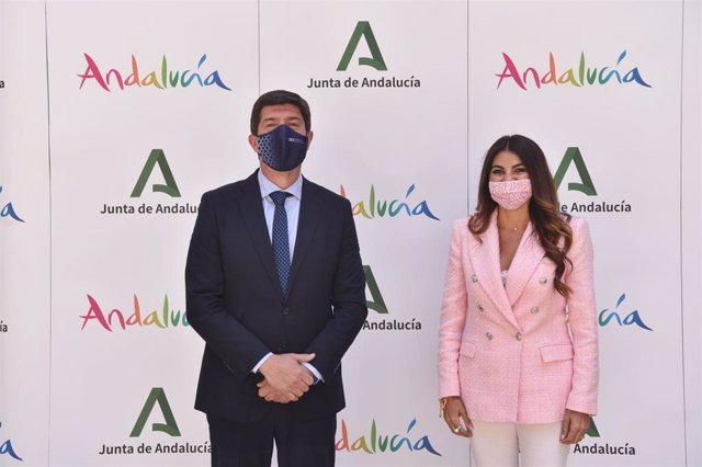 Juan Marín, consejero de Turismo de Andalucía, con la delegada en Málaga, Nuria Rodríguez, en Fitur 2022