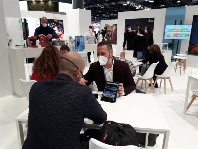 Mesa de trabajo de los técnicos de Turismo Segovia en FITUR.