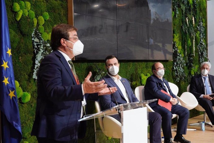 El presidente de la Junta, Guillermo Fernández Vara, en la presentación del proyecto 'Cáceres ciudad de la paz' en Fitur, al que ha asistido también el ministro de Cultura, Miquel Iceta