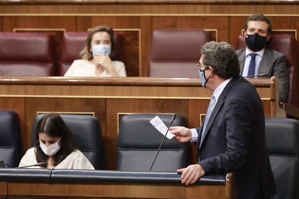 Archivo - El ministro de Inclusión, Seguridad Social y Migraciones, José Luis Escrivá, interviene en una sesión de control al Gobierno en el Congreso, con la portavoz del PP en el Congreso, Cuca Gamarra, y el presidente del PP, Pablo Casado, en segundo 