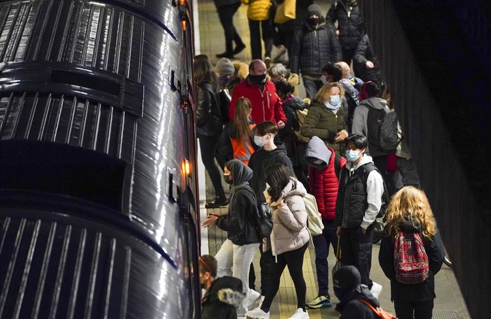 Personas entran en un tren en Bracknell, Inglaterra, Reino Unido. 