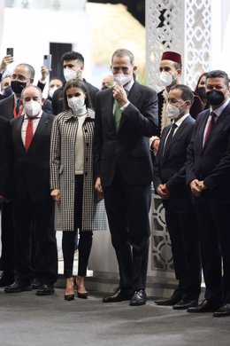 La reina Letizia y el rey Felipe VI, posan en el estand de Marruecos, en la 42ª edición de la Feria Internacional del Turismo, Fitur 2022