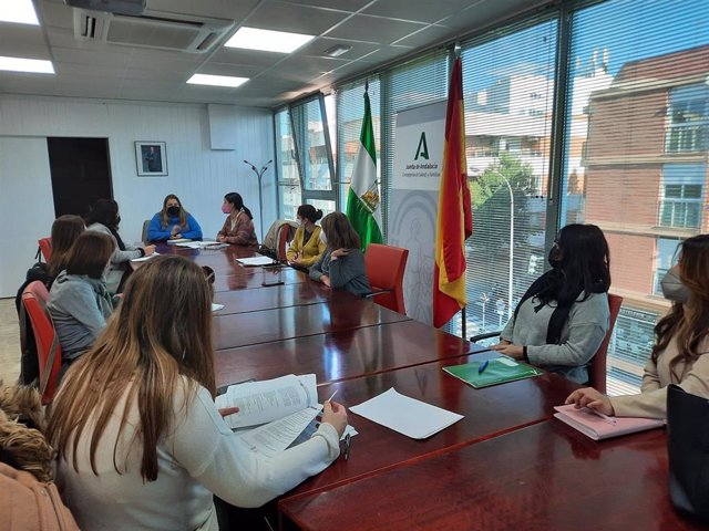 La delegada territorial de Salud y Familias de Cádiz, Isabel Paredes, durante la reunión con las asociaciones Hogar Betania, Afammer, Crehas, Asociación cultural para la defensa del patrimonio Tamaide y Red Madre.