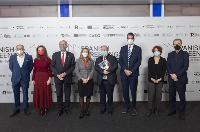 (I-D) El director del festival de Donostia, José Luis Rebordinos, la directora general del Instituto de cinematografía y artes audiovisuales (ICAA) en Ministerio de Cultura y Deporte, Beatriz Navas Valdés, el alcalde de Málaga, Francisco de la Torre Pra