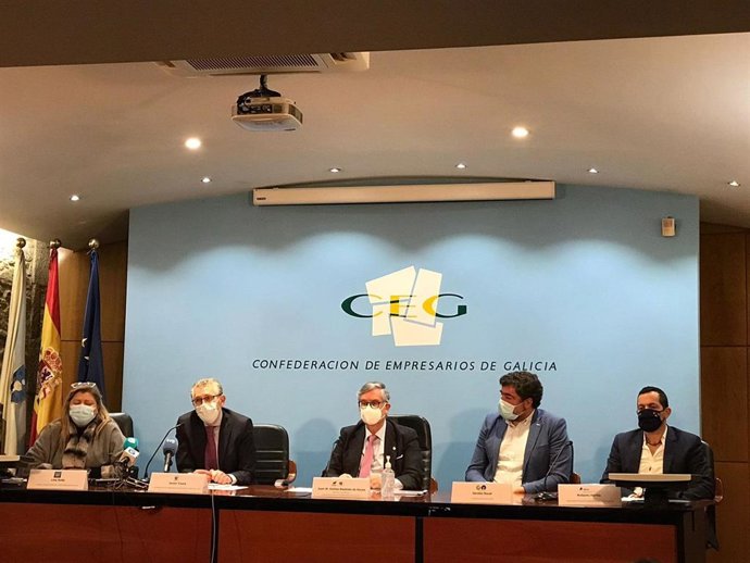 Rueda de prensa sobre perspectivas del sector mar industria en la Confederación de Empresarios de Galicia, con Juan Manuel Vieites a la cabeza