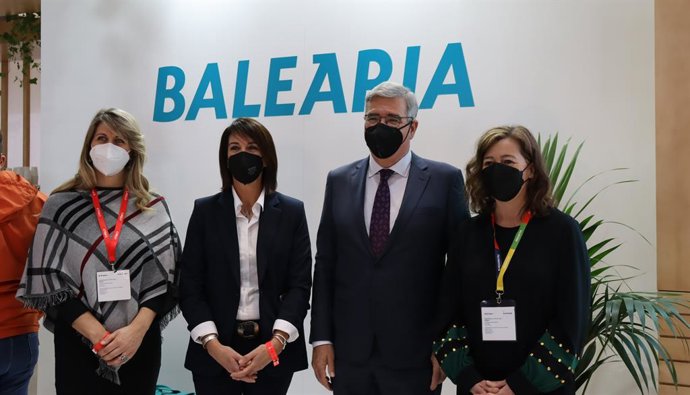 En el centro a la izquierda la presidenta del Govern Balear, Francina Armengol, y en el centro a la izquierda, el presidente de Baleria, Adolfo Utor, en la resentación del nuevo ferry cero emisiones de Baleria en Fitur 2022.