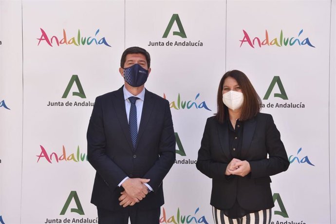 La delegada territorial de Turismo de la Junta en Cádiz, María Jesús Herencia, junto con el consejero de Turismo, Juan Marín.