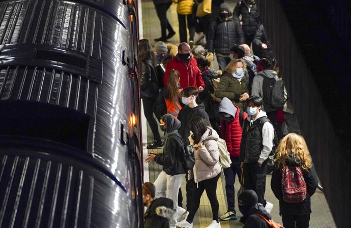 10 January 2022, United Kingdom, Bracknell: Commuters ride a train to London in Bracknell, Berkshire. Workers are returning to offices in the first full working week of 2022 even though guidance under the current Plan B measures is to work from home. Ph