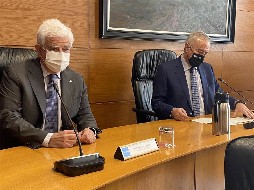 El presidente de las Cortes de Aragón, Javier Sada, y el presidente de Unicef en Aragón, José Manuel Pomar.