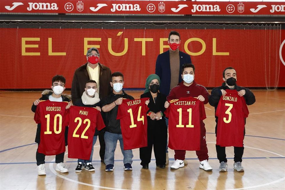 La RFEF entrega equipaciones a la selección española de Talla Baja de fútbol sala.
