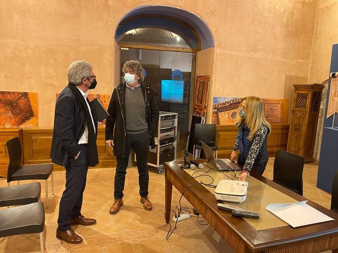 El director general de Transportes de Aragón, Gregorio Briz, visita la Comarca del Aranda para dar a conocer las mejoras del nuevo mapa concesional de transporte de viajeros por carretera.