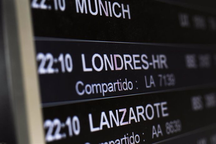 Archivo - Un panel que anuncia la llegada de un vuelo de Londres, en una imagen de archivo.