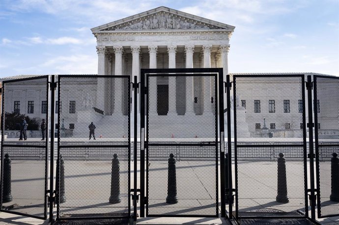 Archivo - 13 January 2021, US, Washington: A general view of non-scalable fencing newly installed around the Supreme Court. Photo: Michael Brochstein/ZUMA Wire/dpa