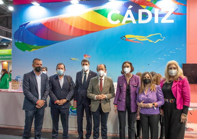 Irene García y José María Román en el stand de Cádiz en Fitur.