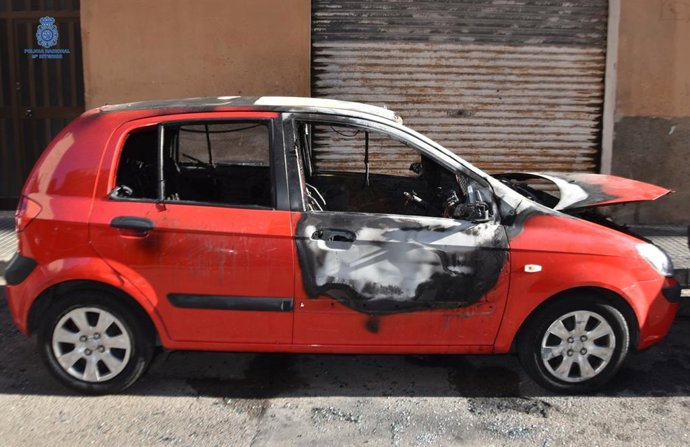 Coche quemado por el hombre arrestado.