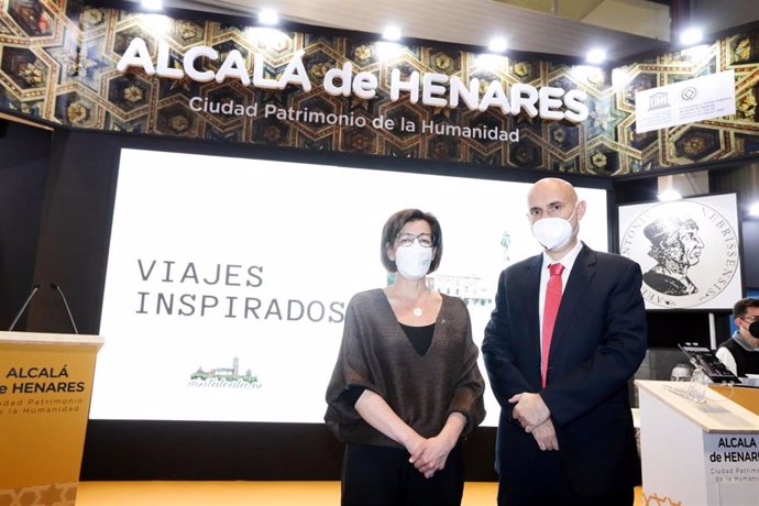 La concejala de Cultura, María Aranguren, recibe a representantes de la empresa adjudicataria de las Visitas en Alcalá, Viajes Z.