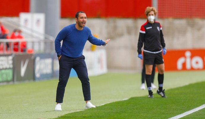 Archivo - Oscar Fernández da instrucciones durante un partido del Atlético de Madrid femenino