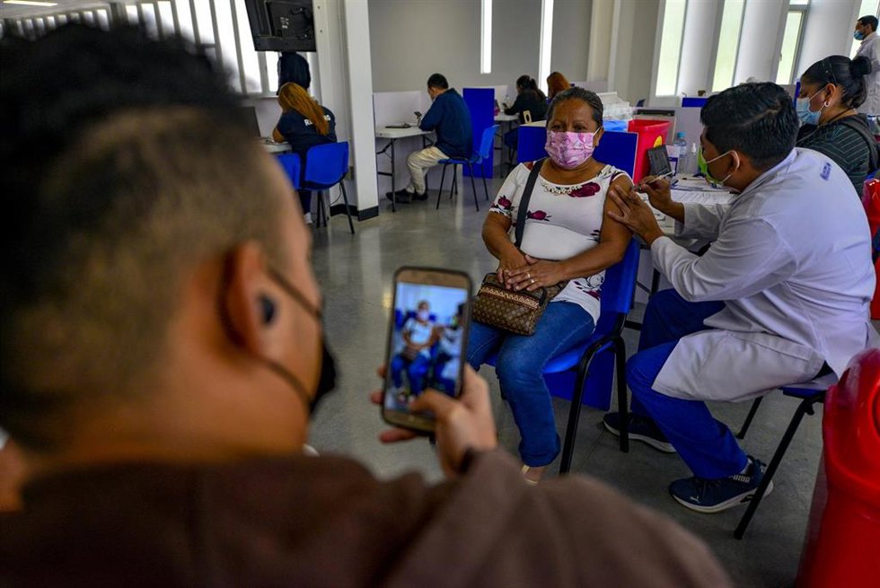 Archivo - Vacunación contra la COVID-19 en San Salvador, la capital de El Salvador. 