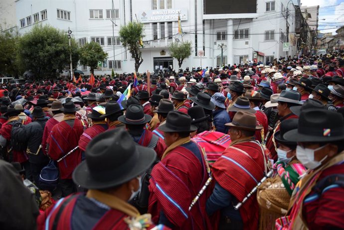 Decenas de personas protestan por el uso del pasaporte COVID en Bolivia.