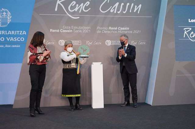 La activista y expresidenta de la Convención Constitucional de Chile Elisa Loncon Antileo recibe el Premio René Cassin de manos del Lehendakari, Iñigo Urkullu, y la consejera de Igualdad, Justicia y Políticas Sociales, Beatriz Artolazabal
