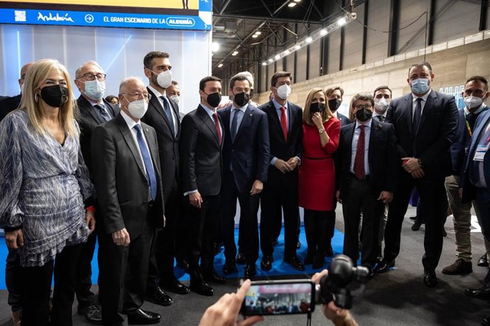 El presidente de la Junta de Andalucía visita el expositor de Almería en Fitur.