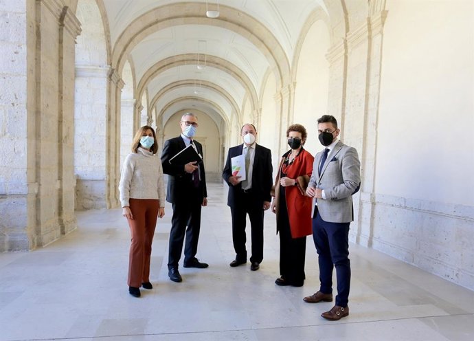 Los cuatro presidentes de Vitartis, durante su encuentro de hoy en Valladolid, De derecha a izquierda: Pedro Ruiz Aragoneses, Beatriz Escudero, Carlos Moro y Félix Moracho.  A la izquierda, Cristina Ramírez, directora de Vitartis.