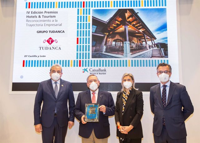 CaixaBank entrega al Grupo Tudanca el 'Premio Hotels & Tourism a la trayectoria empresarial'.