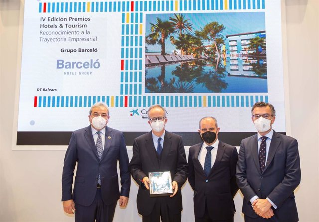 El director comercial de Empresas de CaixaBank en Baleares, Ramón Juan, entrega el 'Premio Hotels & Tourism a la trayectoria empresarial' al presidente del Grupo Barceló, Simón Pedro Barceló.