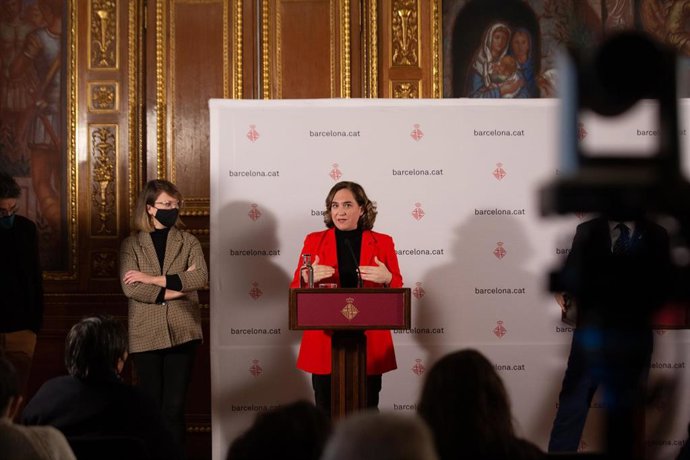 La alcaldesa de Barcelona, Ada Colau, interviene en la rueda de prensa tras una reunión sobre proyectos metropolitanos, en el Ayuntamiento de Barcelona, a 19 de enero de 2022, en Barcelona, Cataluña, (España).