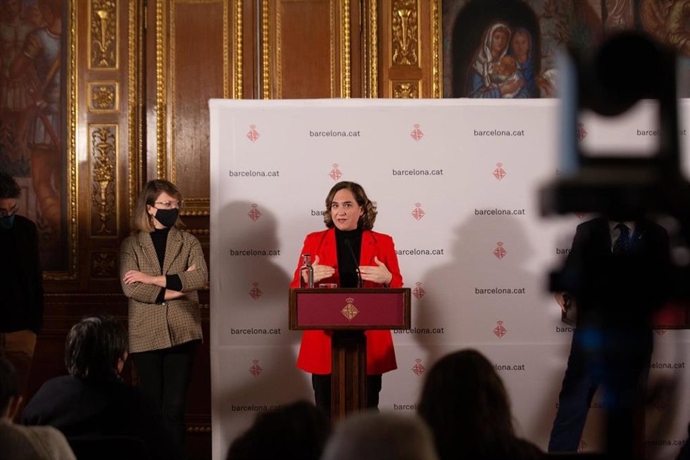 La alcaldesa de Barcelona, Ada Colau, interviene en la rueda de prensa tras una reunión sobre proyectos metropolitanos, en el Ayuntamiento de Barcelona, a 19 de enero de 2022, en Barcelona, Cataluña, (España).