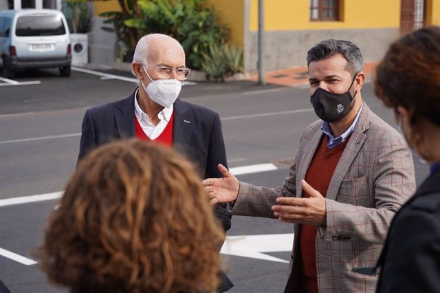 El alcalde de Santa Úrsula, Juan Acosta, y el consejero de Cooperación del Cabildo de Tenerife, Zebenzuí Chinea, en una visita a Santa Úrsula