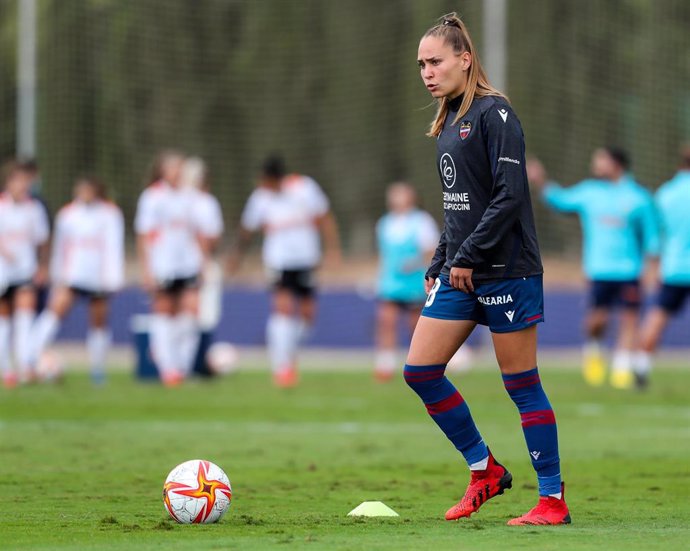 Archivo - La jugadora del Levante Irene Guerrero durante el calentamiento del partido ante el Valencia de la temporada 2021-2022 de la Liga Iberdrola.