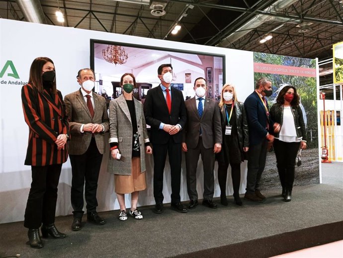 Foto de familia con ocasión de la presentación del 'Sunshine Tour' 2022 en el stand de Cádiz en Fitur.