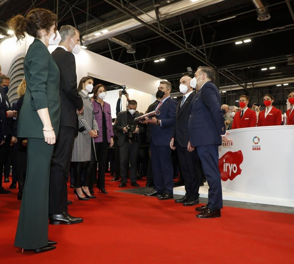 Los Reyes de España en el pabellón de Iryo en Fitur 2022  en el que el presidente de la compañía ferroviaria Iryo y de Air Nostrum,  Carlos Bertomeu, les ha informado de la actividad del primer operador privado español de alta velocidad ferroviaria