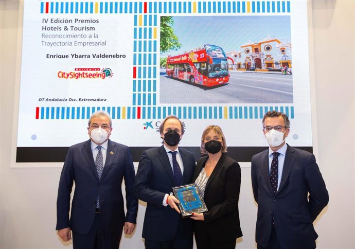 CaixaBank entrega a Enrique Ybarra el 'Premio CaixaBank Hotels&Tourism a la trayectoria empresarial' en la Territorial Andalucía Occidental y Extremadura'.