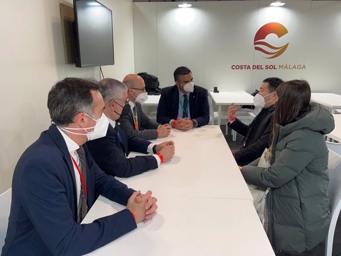 El alcalde de Mijas, Josele González; el edil de Turismo, José Carlos Martín, y el concejal de Deportes, Andrés Ruiz, mantienen encuentro en Fitur con miembros de la Asociación Hispano Japonesa.