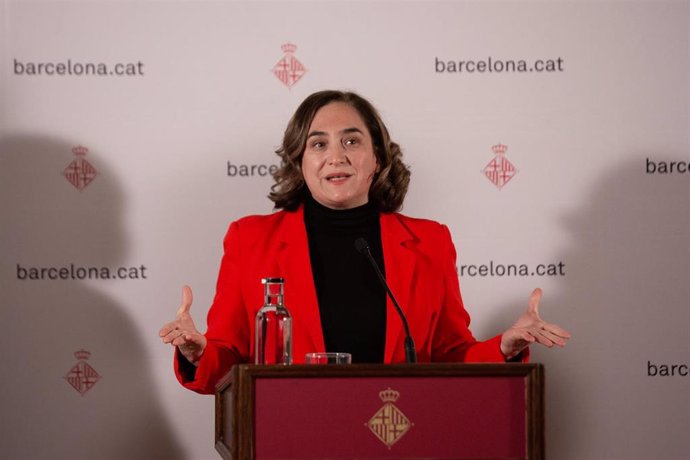 La alcaldesa de Barcelona, Ada Colau, interviene en la rueda de prensa tras una reunión sobre proyectos metropolitanos, en el Ayuntamiento de Barcelona, a 19 de enero de 2022, en Barcelona, Cataluña, (España).