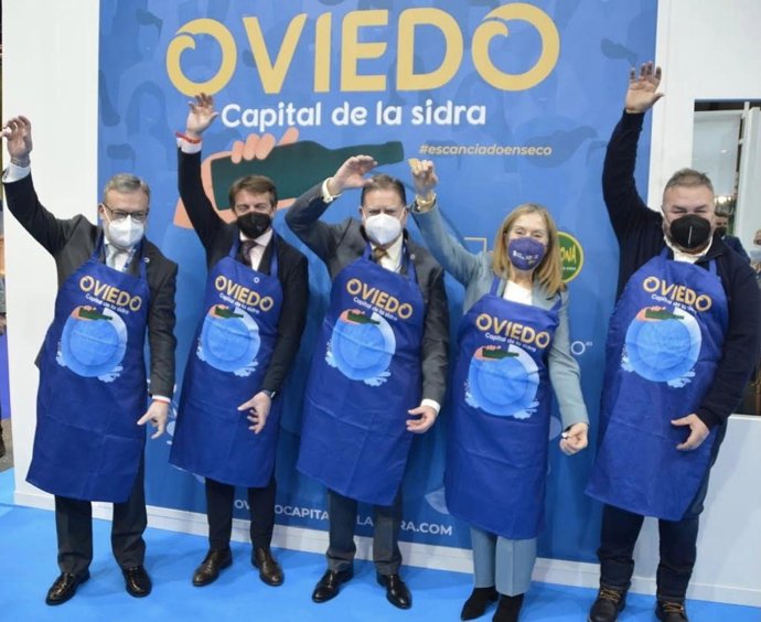 El alcalde de Oviedo, Alfredo Canteli, en el centro