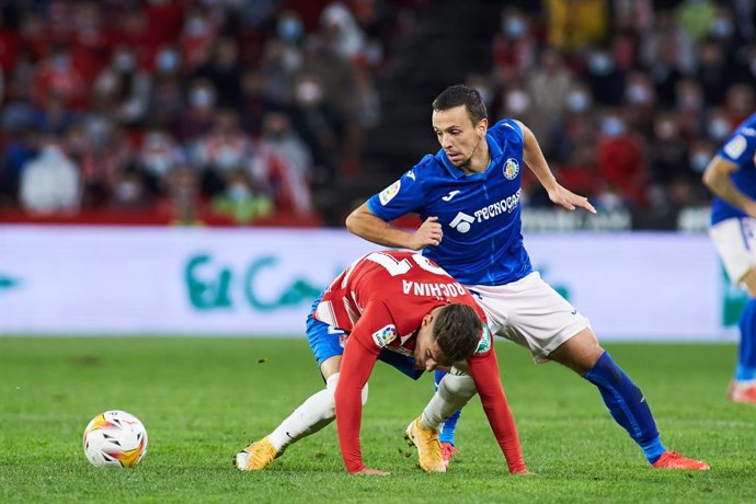 Archivo - Ruben Rochina of Granada and Nemanja Maksimovic of Getafe in action during the spanish league, La Liga Santander, football match played between Granada CF and Getafe CF at Nuevo Los Carmenes stadium on October 28, 2021, in Granada, Spain.