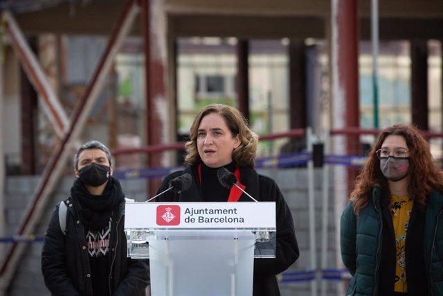 (I-D)  La concejal de Vivienda de Barcelona, Lucia Martín, la alcaldesa de Barcelona, Ada Colau, y la teniente de alcalde del Ayuntamiento de Barcelona, Laura Pérez.