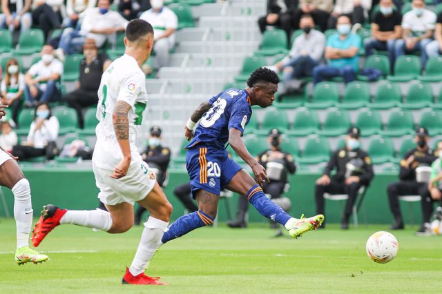 Archivo - Vinicius Jr. of Real Madrid shoot for goal during La Liga football match played between Elche CF and Real Madrid CF at Martinez Valero stadium on October 30th, 2021 in Elche, Alicante, Spain.