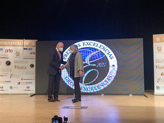 La alcaldesa de Gijón, Ana González, recibe el Premio Excelencias Turísticas en la categoría Azul 2021 otorgado a la ciudad por el proyecto 'La experiencia de Gijón para expandir el valor del mar', en el marco de Fitur (Madrid)