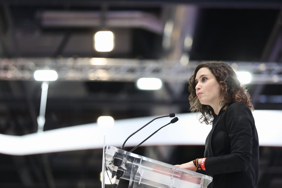 La presidenta de la Comunidad de Madrid, Isabel Díaz Ayuso, interviene en la presentación de Madrid Turismo by IFEMA, durante el segundo día de la 42 edición de Fitur