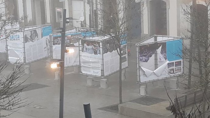 Paneles dañados de la exposición itinerante 'Galiza, un pobo, unha selección'