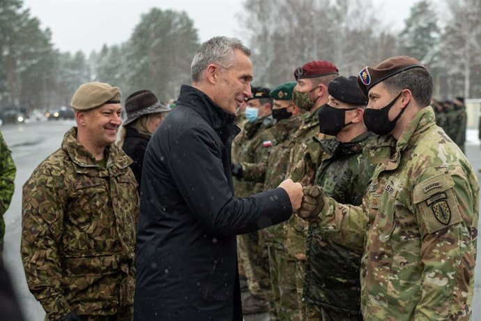 Archivo - 29 November 2021, Latvia, Adazi: NATO Secretary General Jens Stoltenberg (3rd L), Canadian Minister for Foreign Affairs Melanie Joly (2nd L) and the Latvian Minister of Defence Artis Pabriks (L) visit the NATO enhanced Forward Presence (eFP) b