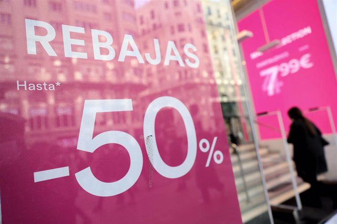 Una mujer entra en una tienda con descuentos de hasta el 50%, a 7 de enero de 2022, en Madrid (España)