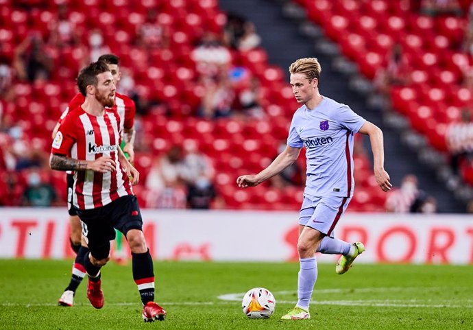 Archivo - Frenkie de Jong of FC Barcelona in action during the Spanish league, La Liga Santander, football match played between Athletic Club and FC Barcelona at San Mames stadium on August 21, 2021 in Bilbao, Spain.