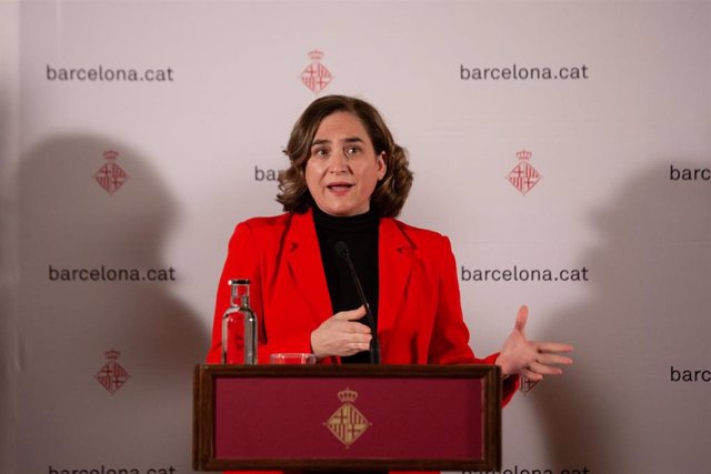La alcaldesa de Barcelona, Ada Colau, interviene en la rueda de prensa tras una reunión sobre proyectos metropolitanos, en el Ayuntamiento de Barcelona, a 19 de enero de 2022, en Barcelona, Cataluña, (España). 