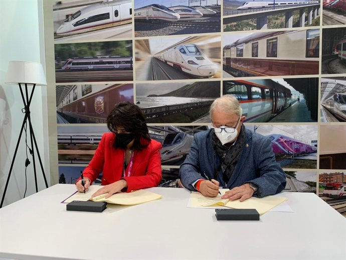 La directora general de Renfe Viajeros, Sonia Araujo, y el presidente de Turismo de Lleida, Paco Cerd